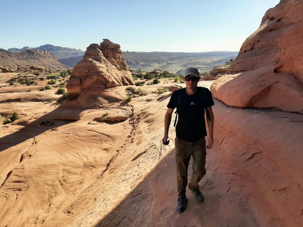 walking along the edge of the delicate arch bowl