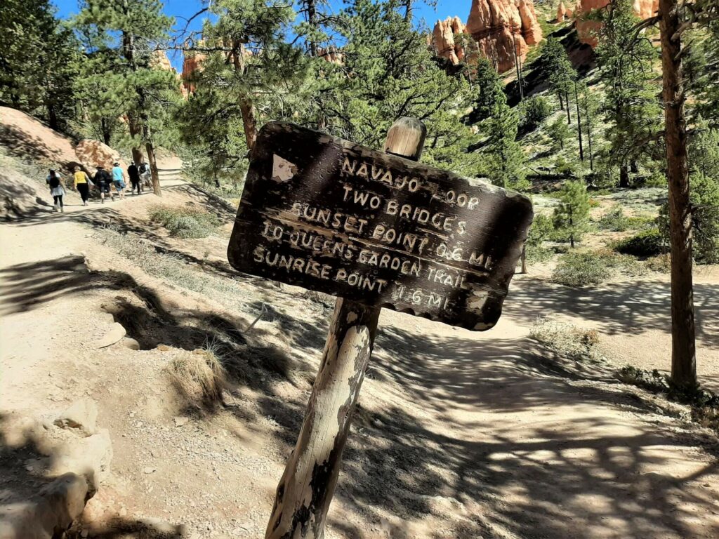 signpost on the navajo loop trail