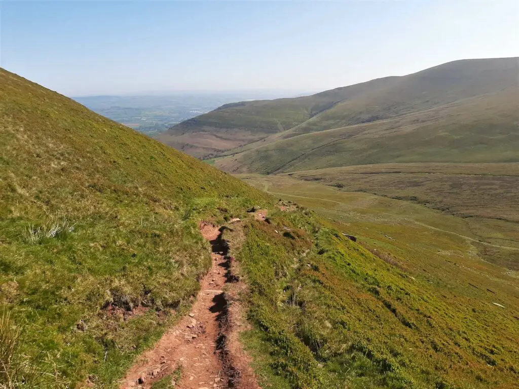 pen y fan horseshoe trail into the Cwm Llwch valley 
