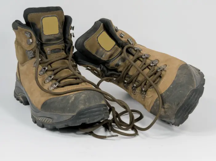 how to clean smelly hiking boots